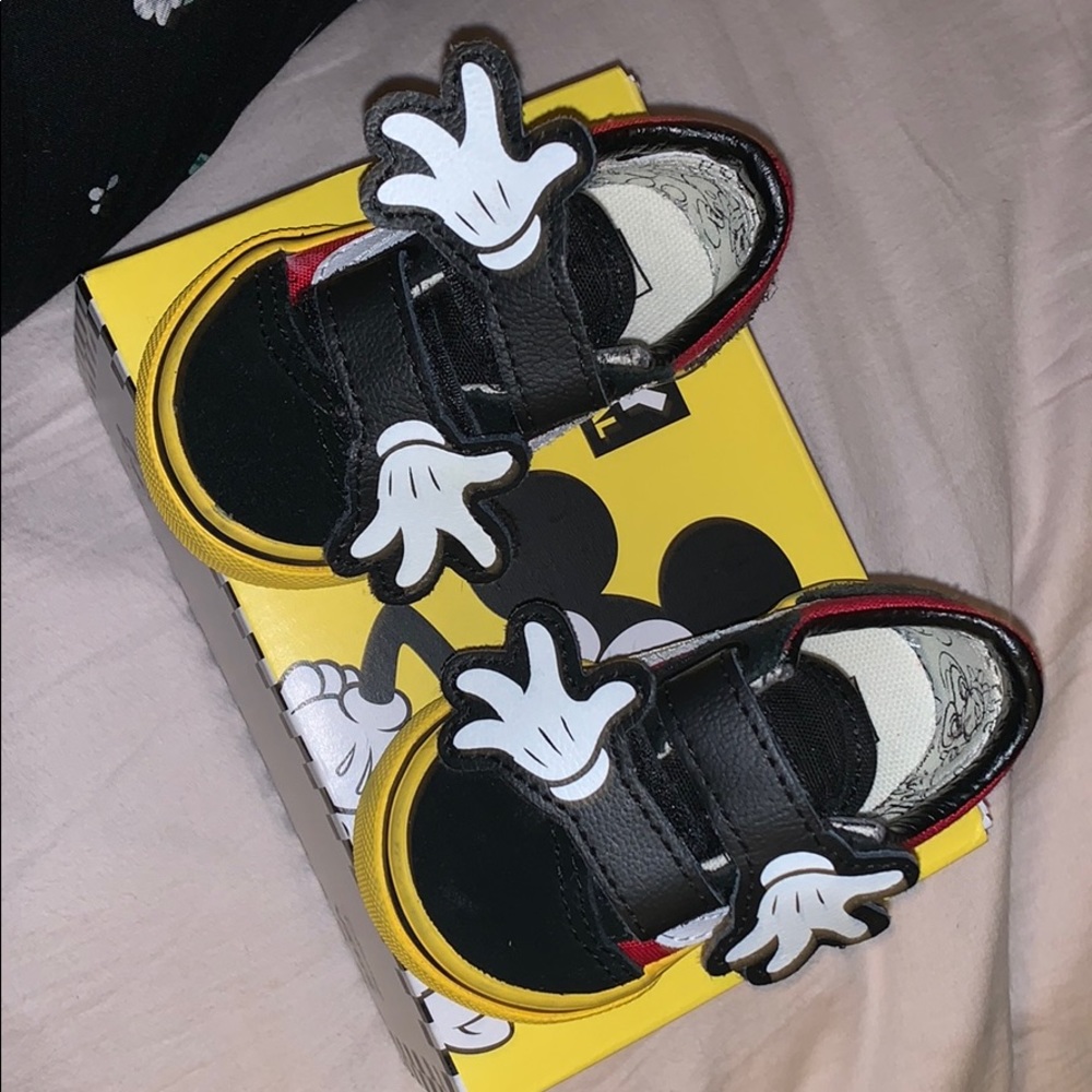 Mickey Mouse Edition Vans ❤️🖤💛